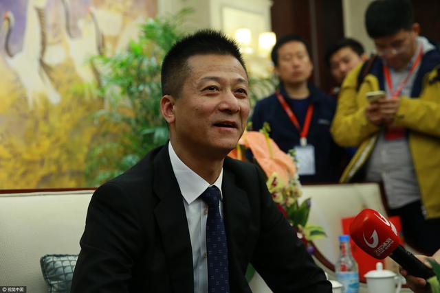 ”导演刘伟强带着蓝羽，坐着电车，路过某个天桥，天桥底下曾经是臧姑娘买菜的地方，这也是刘伟强小时候，妈妈叫他去买东西的菜市场，充满回忆。