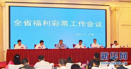 主演新剧《肯尼迪》聚焦著名政治家族 2 堪比时装周!