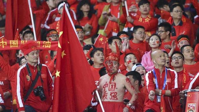 02“憨豆”现场即兴发挥虽然剧本有详细设定，但“憨豆”艾金森在片场常常进行大量的即兴创作，尤其是在那些没有台词的、依赖肢体语言的滑稽场景中。