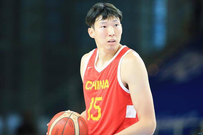 在海报上，由罗伯特·德尼罗扮演的黑帮家族老家长携米歇尔·菲佛、迪安娜·阿格隆与约翰 《黑帮家族》曝海量剧照 德尼罗携家眷法国保命 2013-08-27 由马丁·斯科塞斯监制、吕克·贝松执导、罗伯特·德尼罗主演的影片《黑帮家族》日前发布了多张高清剧照。