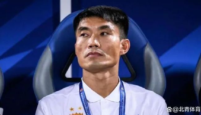 林志玲西安捞金再现鱼尾纹 男粉丝摸背尴尬挤笑 2013-08-07 西安，8月6日，林志玲空降西安为某品牌代言，林志玲以一身红色低胸晚礼服亮相，眼角鱼尾纹明显。