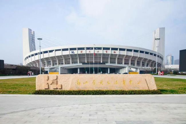 李心洁出轨门后聚首张艾嘉 走出阴霾复昔日靓丽 2014-11-06 近日，李心洁经历婚变后，与师父张艾嘉久未一同亮相某新品发布会。