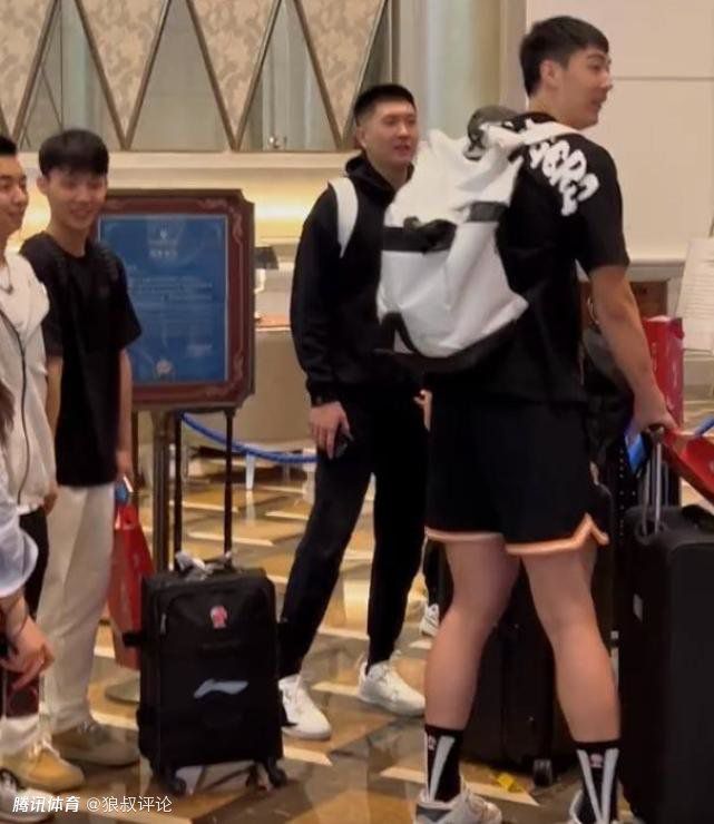 《万里归途》票房突破1亿，以1.23亿的票房领跑榜单，暂列首位。