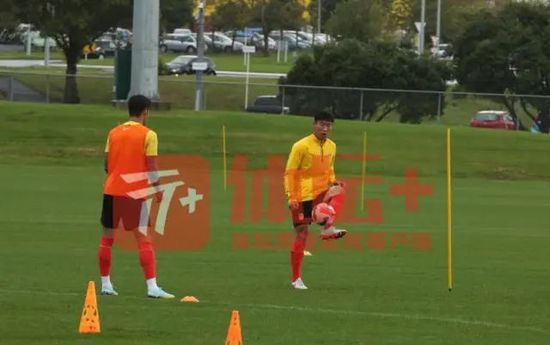 只 邓超、俞白眉投资移动互联网 携手跨界不怕亏钱 2014-08-26 李冰冰、黄晓明组建创投Star VC，羽泉投资手游……娱乐圈跨界投资互联网已并非什么新鲜事。