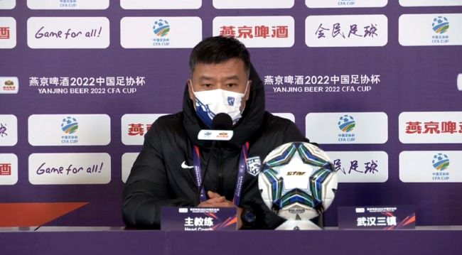 妮可·基德曼黑裙助阵老公凯斯·厄本，在现场频繁低头耳语相拥秀恩爱。