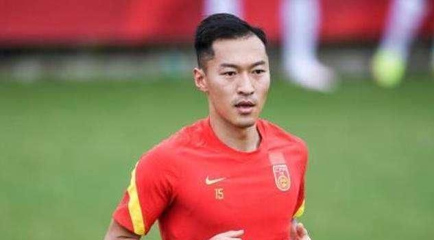 有媒体报道称，前WWE世界冠军，约翰·塞纳将加盟剧组，扮演影片中的和平使者 《大黄蜂》导演爱变形金刚 约翰·塞纳汉语流利 2018-12-14 12月14日，电影《大黄蜂》在北京举办了新闻发布会。