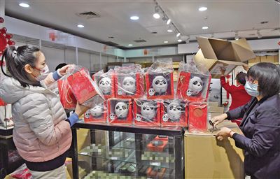 乌尔善寄语“封神”新人演员们，“作为成年人要为自己的 黄渤夏雨为《寻龙诀》庆功 乌尔善谈陆川:哈哈哈 2015-12-29 12月29日，电影《寻龙诀》为夺回单日票房冠军、总票房超12亿举办庆功会，导演乌尔善携主演黄渤、夏雨出席活动。