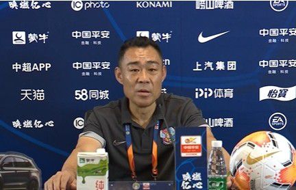 当天罗比与合作伙伴商讨过新片《宏大勇敢美丽的旅行》的相关内容后，全服武装离开工作室，她身穿黑色贴身连衣裙现身，不时抚摸着高耸的孕肚，幸福感满满。