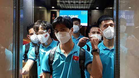 这位27岁的男星 罗伯特·帕丁森新片再做学生 想念伦敦校园生活 2009-07-07 电影《记住我》日前在纽约曼哈顿区的Regis高中取景拍摄，主演罗伯特·帕丁森现身片场。