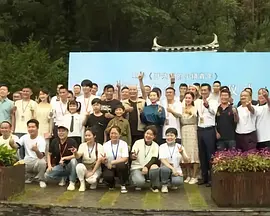 李敏镐身穿黑色上衣，与粉丝们亲切挥手，魅力十足。