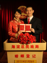 《她》海报电影《她》由斯派克·琼斯导演，讲述了在不远的未来人与人工智能相爱的故事，主人公西奥多（华金·菲尼克斯 饰）刚结束与妻子凯瑟琳（鲁妮·玛拉 饰）的婚姻，还没走出心碎的阴影。