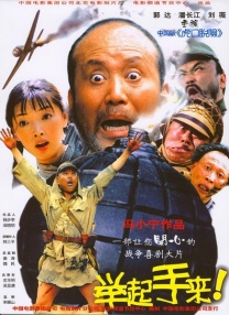 井宝西装内搭姜黄色镂空衬衣及同款墨绿色领带，轻熟男魅力尽显。