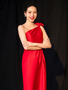 今年也正值黄轩出道十周年，又有冯小刚导演的《芳华 黄轩登《时尚cosmo》开年封面 光影流转优雅泰然 2016-12-14 演员黄轩登《时尚COSMO 》2017年1月刊封面。